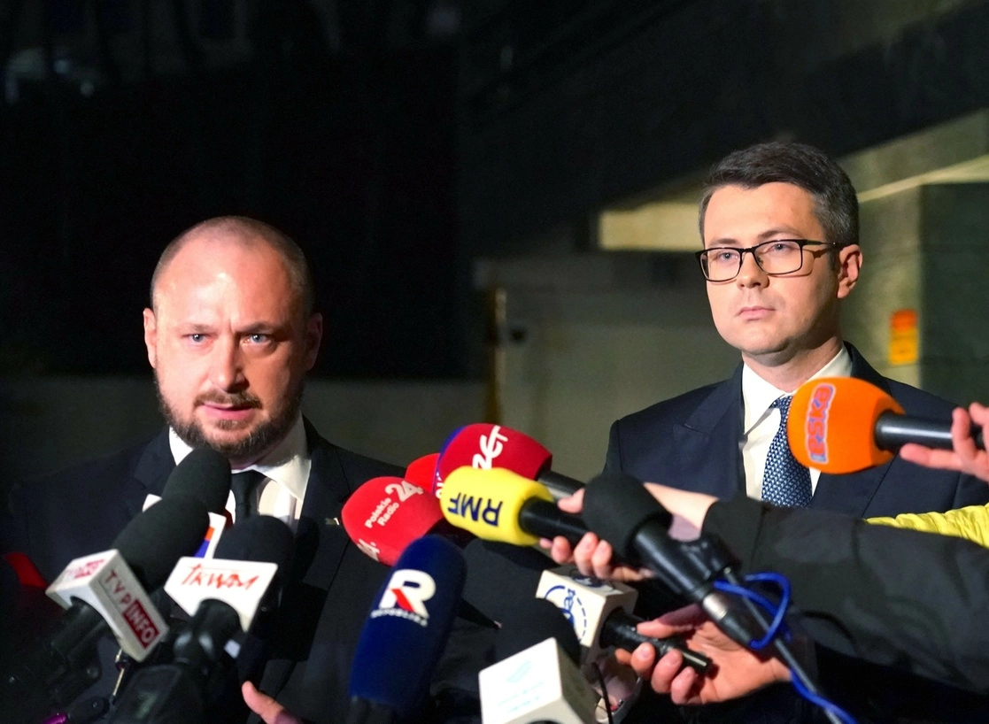 Jacek Siewiera (izq.), jefe de la Oficina de Seguridad Nacional, y Piotr Muller, vocero del gobierno polaco, ofrecen una rueda de prensa tras una reunión de emergencia en Varsovia, Polonia. Foto Afp.