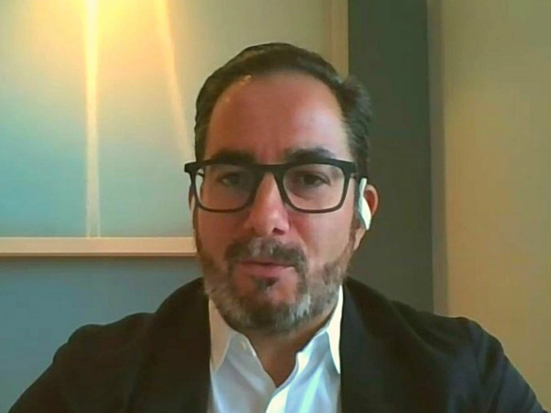 Braulio Arsuaga, presidente del CNET, dijo que el organismo estima que al cierre de 2020 el crecimiento del sector, que ha sido golpeado por la pandemia del Covid-19, sólo crecerá 4.9 por ciento en comparación con el observado el año anterior. Imagen tomada de la transmisión en vivo a través del Twitter de @cnet_mexico