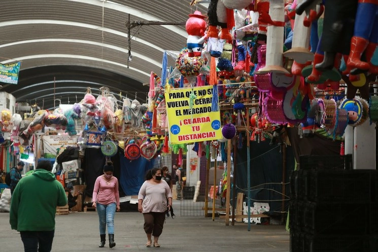 Perspectiva de un andador en el Mercado de Jamaica. Foto María Luisa Severiano 