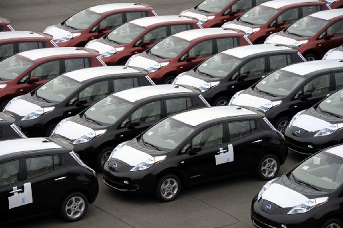 Vehículos eléctricos Nissan Leaf esperan ser cargados en un carguero en su fábrica de Oppama en Yokosuka. Foto 