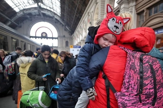 Refugiados ucranios en la central de trenes en Budapest, Hungría, tras salid de su país, en imagen del 17 de marzo pasado. Foto Marco Peláez