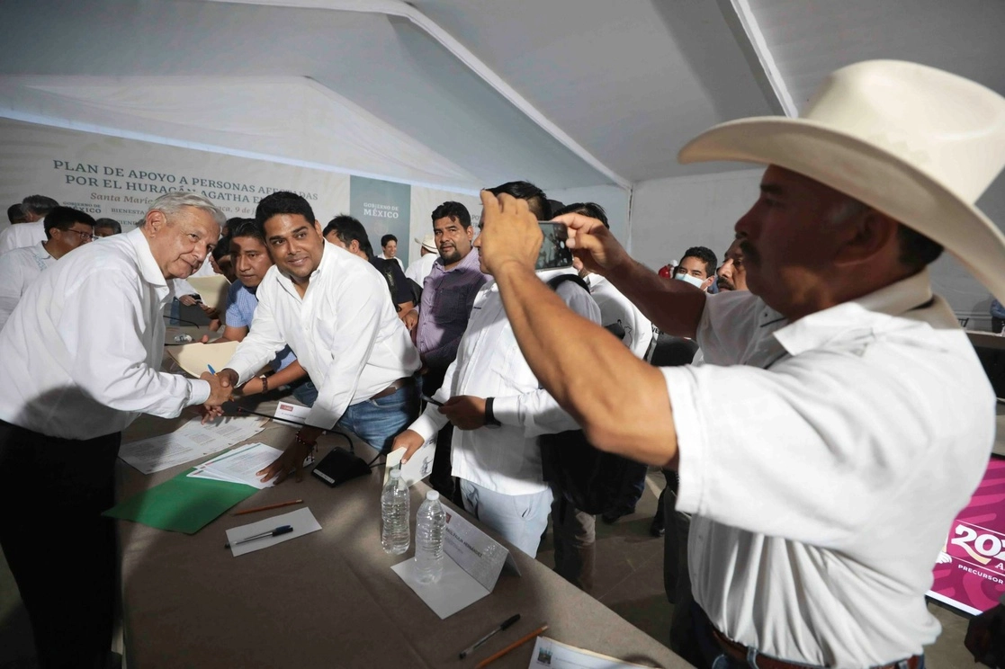 Ayer jueves, el presidente Andrés Manuel López Obrador encabezó el Plan de Apoyo a las personas afectadas por el huracán 'Agatha' en Oaxaca. Foto Cuartoscuro 