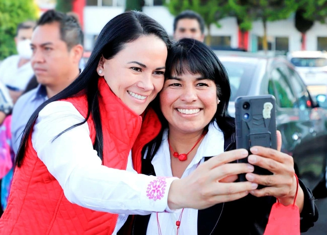 Alejandra del Moral (izq) en imagen de archivo. Foto tomada de su página de Facebook 
