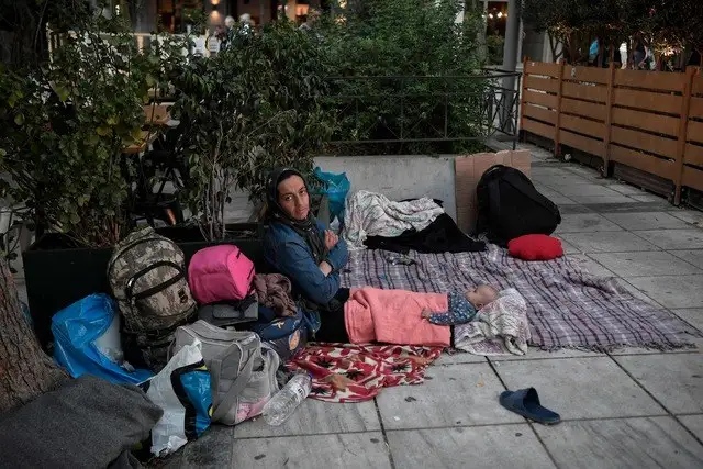 Una refugiada afgana y su bebé de tres meses en el campo de refugiados de Moria, en la isla griega de Lesbos. Foto Afp 