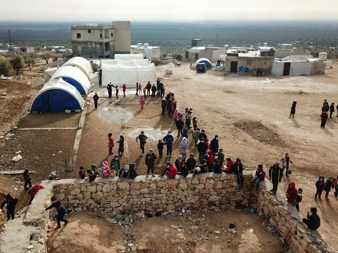 Niños sirios afuera de una escuela temporal, al norte de la provincia de Alepo. Foto Afp 