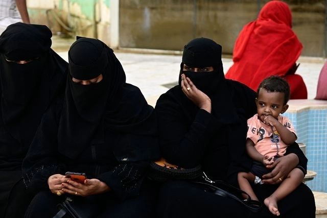 Mujeres y un bebé esperan atención en un hospital de Sudán, el 13 de agosto de 2023. Foto Afp