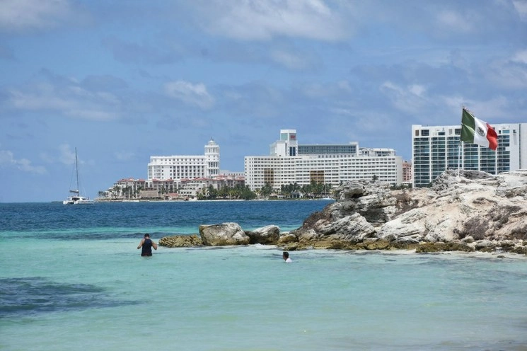 A pesar de la pandemia por Covid-19, turistas acuden a las playas de Quintana Roo para nadar y disfrutar de las playas desiertas, el 13 de junio de 2020. Foto Cuartoscuro 