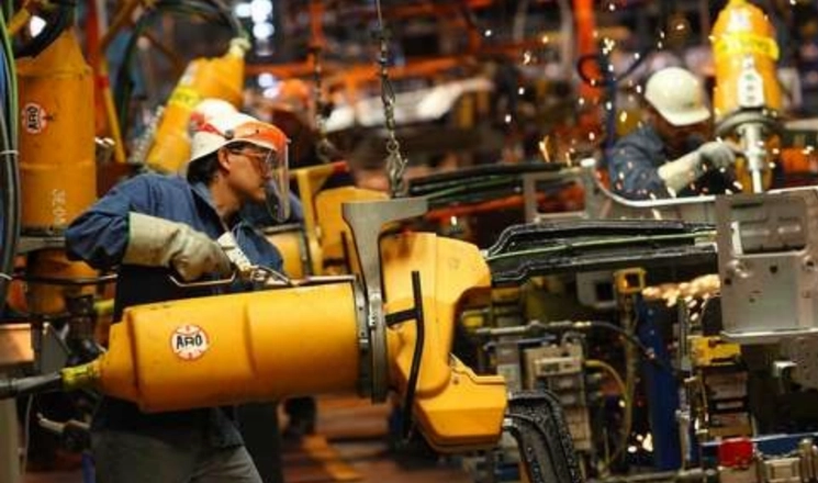 En imagen de archivo, línea de producción en la planta de General Motors en Coahuila. Foto José Carlo González
