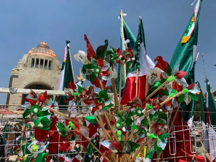 Banderas mexicanas y rehiletes tricolores comienzan a ser vendidos para las celebraciones de las fiestas patrias, en el Monumento a la Revolución, Ciudad de México. Foto Alfredo Domínguez