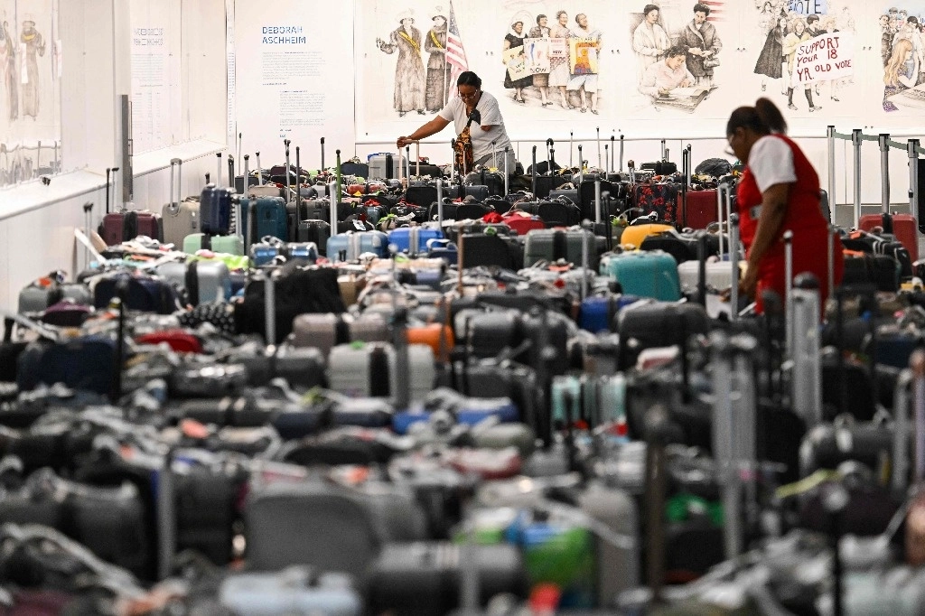 Un cliente mira las filas de maletas que esperan reunirse con sus dueños en el área de reclamo de equipaje de Delta Air Lines en el Aeropuerto Internacional de Los Ángeles (LAX) el 24 de julio de 2024 en Los Ángeles, California. Foto Afp