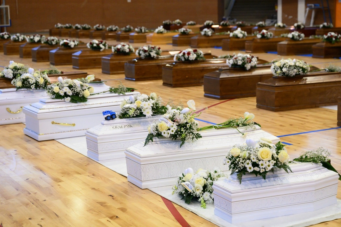 Los ataúdes de los migrantes muertos en las costas italianas, hoy en Crotone, al sur del país europeo. Foto Ap 