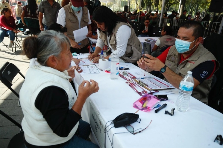 Beneficiaria de la Pensión para el Bienestar de las Personas Adultas Mayores en Álvaro Obregón, el 1° de febrero de 2023. Foto Cristina Rodríguez