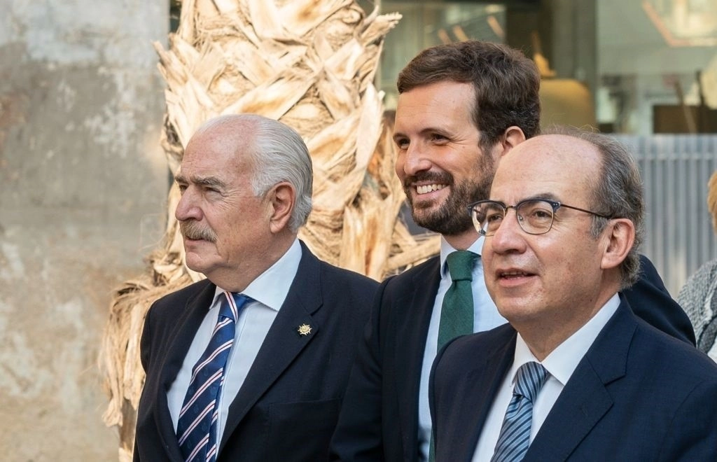 El presidente del PP, Pablo Casado, y los ex mandatarios de Colombia y de México, Andrés Pastrana y Felipe Calderón, durante la convención del Partido Popular que se celebra en Cartagena, el 1 de octubre de 2021. Foto Europa Press