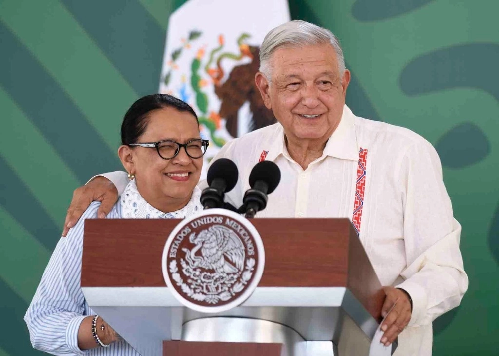 El presidente Andrés Manuel López Obrador y Rosa Icela Rodríguez, Secretaria de Seguridad y Protección Ciudadana, ayer en Veracruz. Foto Presidencia