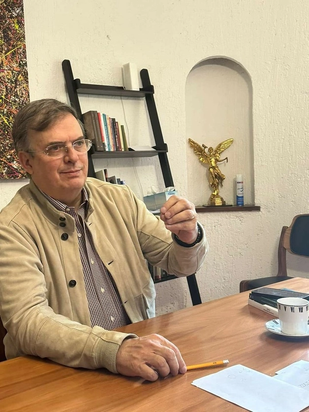 El canciller, Marcelo Ebrard durante una transmisión en sus redes sociales, este sábado. Foto La Jornada