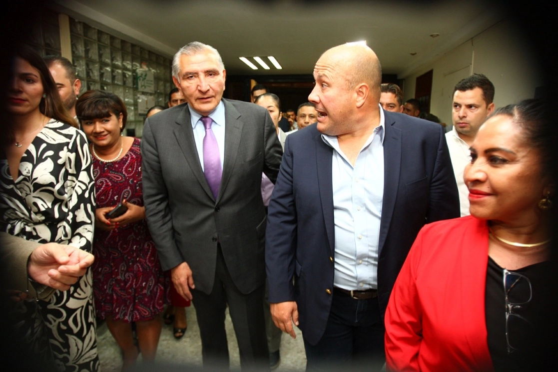 El titular de Segob, Adán Augusto López (c,izq) junto con el gobernador de Jalisco, Enrique Alfaro (c,der). Foto Arturo Campos