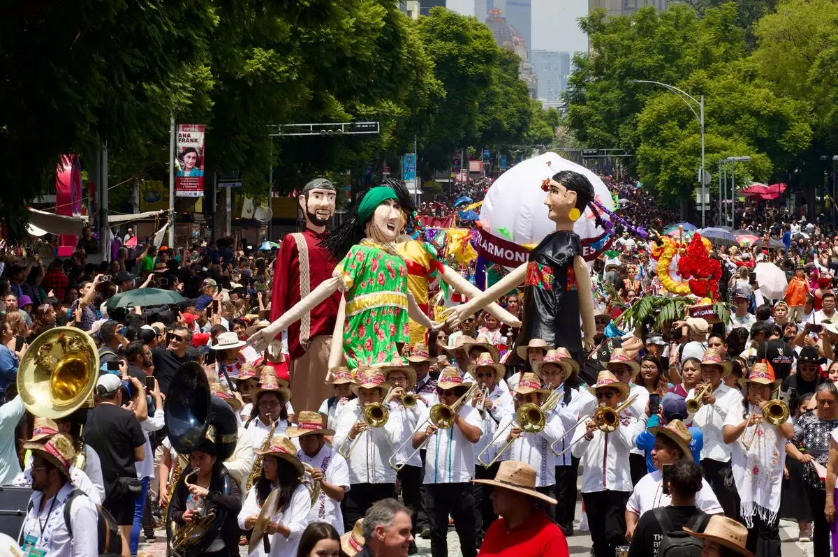 Al ritmo de danza y música tradicionales, entre colores, enormes figuras y estallido de fuegos artificiales, miles de capitalinos y visitantes caminaron del Hemiciclo a Juárez al Zócalo para festejar la Calenda con la Banda Monumental, en el cierre de la undécima Fiesta de las Culturas Indígenas. Foto 