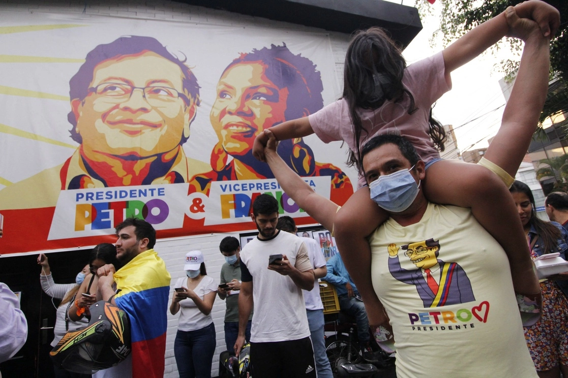Simpatizantes de Gustavo Petro celebran el triunfo del candidato izquierdista, en la segunda vuelta de las elecciones presidenciales en Colombia, el 19 de junio de 2022. Foto Afp