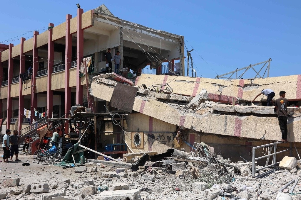 Ataque israelí a una escuela que albergaba a palestinos desplazados, en el barrio de Rimal, en el centro de la ciudad de Gaza, el 20 de agosto de 2024. Foto Afp 