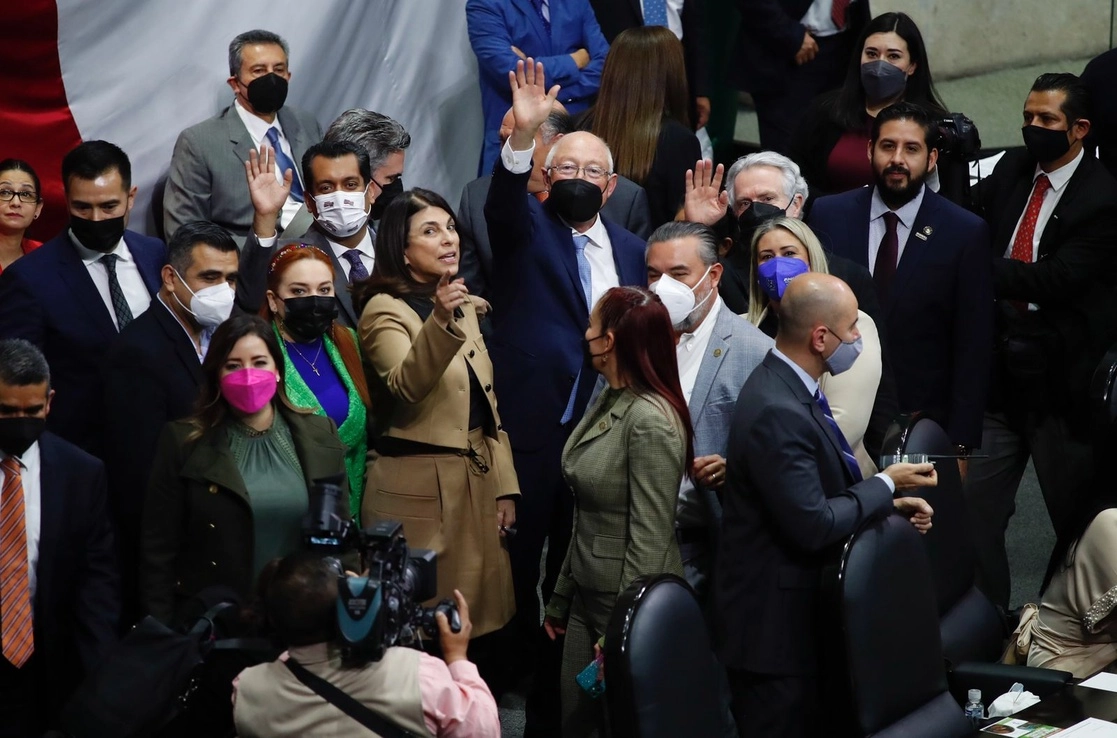 El embajador de EU en México, Ken Salazar (c,der) saluda a legisladores durante su visita a la Cámara de Diputados. Foto Cristina Rodríguez