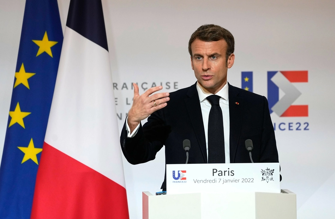 Emmanuel Macron participa en una conferencia de prensa en París, el 7 de enero de 2022. Foto Ap
