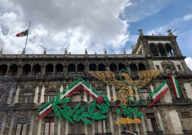 El mosaico del águila juarista colocado en el edificio del Gobierno de la Ciudad de México como parte de los festejos patrios fue motivo de críticas en redes sociales, entre ellas del ex presidente Felipe Calderón, quien escribió que se viola la ley. Foto Roberto García Ortiz