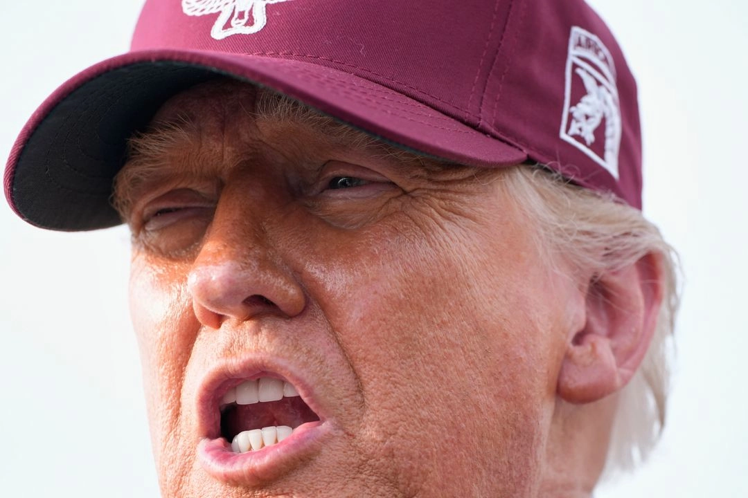 El presidente Donald Trump habla con la prensa tras llegar en el Air Force One a la Base Conjunta Andrews, Maryland, el 10 de junio de 2025. Foto 