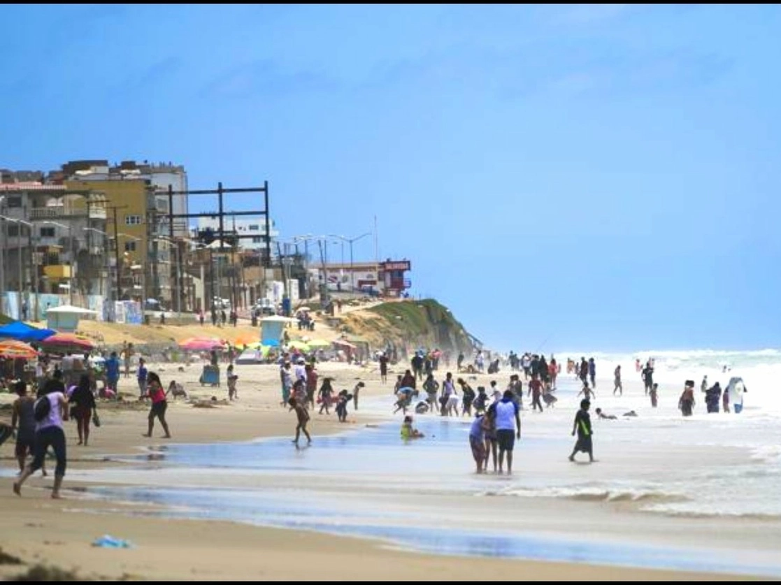 Turistas recorren las playas de México. Foto La Jornada Baja California / Archivo