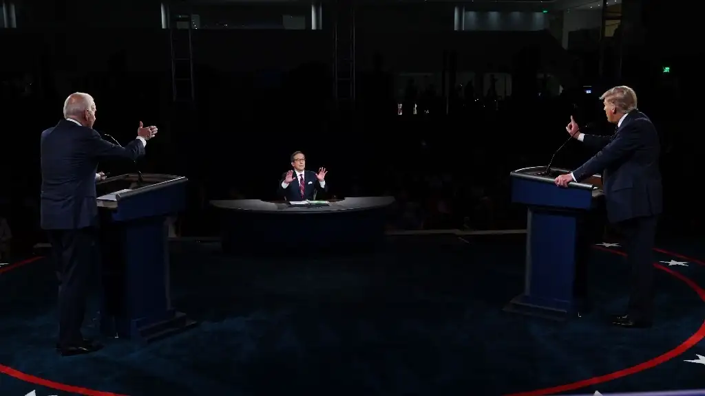 El presidente de los Estados Unidos, Donald Trump (derecha), y el candidato presidencial demócrata Joe Biden en el primer debate que se llevó acabo en Cleveland el 29 de septiembre. Foto Afp