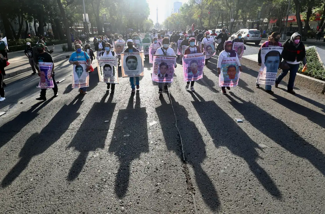 Familiares de los 43 normalistas de Ayotzinapa durante la protesta. Foto Luis Castillo