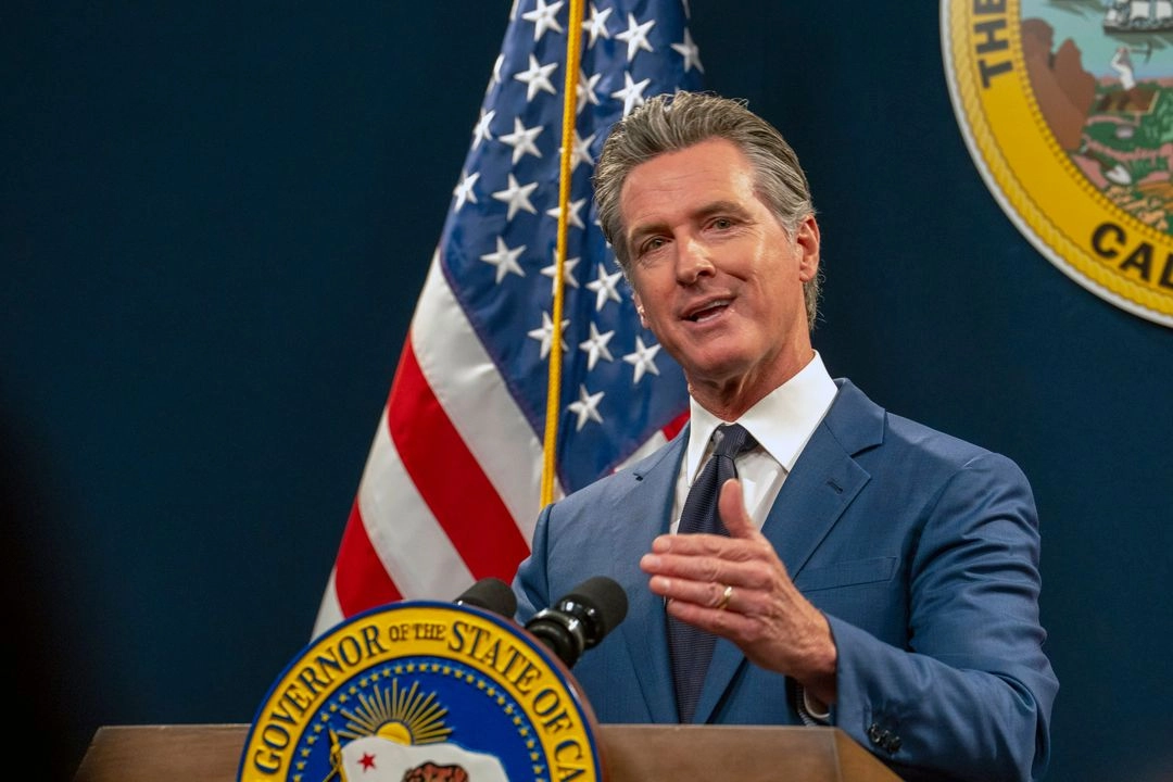 En la demanda presentada por el gobernador Gavin Newsom (en imagen de archivo) y el fiscal general Rob Bonta alegan que la ley de 1977 no otorga al presidente el poder de imponer aranceles generales sin el consentimiento del Congreso, declarando injustificadamente el estado de emergencia. Foto