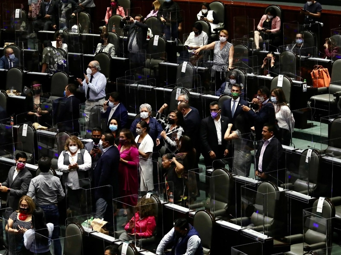 Diputados de la bancada de Morena, al término de una votación. Foto Luis Castillo / Archivo