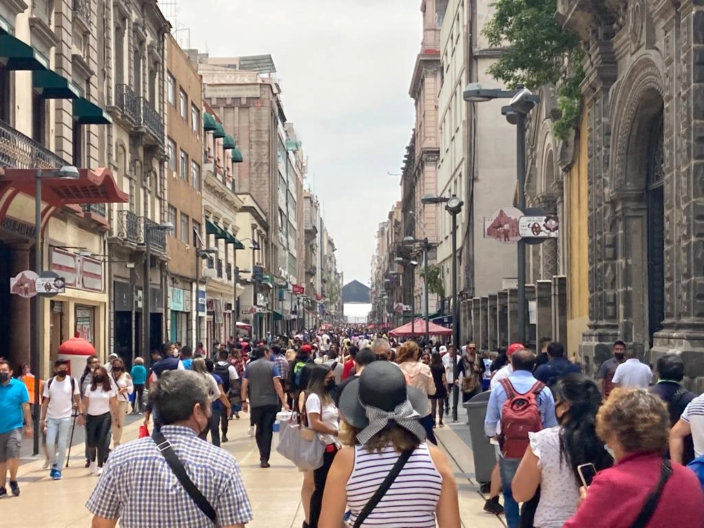 Capitalinos, así como turistas nacionales y extranjeros, aprovechan estos días para visitar el Centro Histórico de la Ciudad de México. Foto Bertha Teresa Ramírez