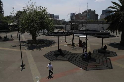 La glorieta del Metro Insurgentes, como pocas veces, ayer estuvo casi vacía. Foto Yazmín Ortega Cortés