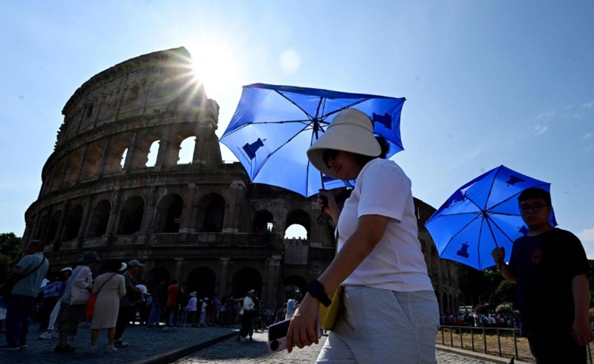 Turistas pasean frente al Coliseo romano, en Italia, el 2 de julio de 2025. 