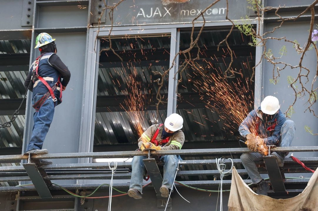 Ante este panorama, la industria de la construcción lanza un llamado urgente: rediseñar el empleo en obra. Proponen desde horarios nocturnos y pausas climáticas hasta estímulos fiscales y tecnológicos para enfrentar el calor. 
