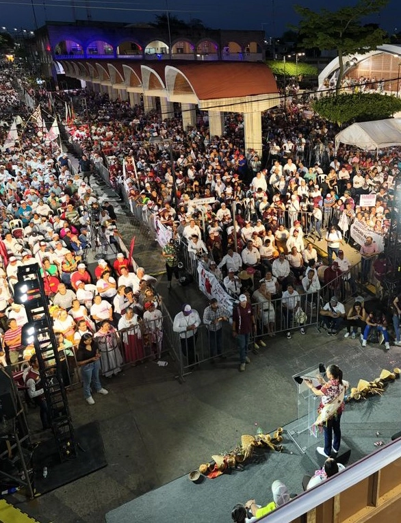 'La morenista Claudia Sheinbaum se comprometió ayer en Cosoleacaque, Veracruz, a seguir con el rescate de Pemex y la CFE. En Cosamaloapan recalcó el fracaso de las noticias falsas del Prian en su contra. Foto 'La Jornada'




