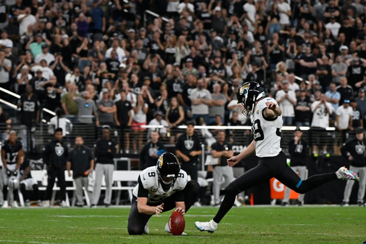 Cam Little de los Jaguares de Jacksonville rompió el récord del gol de campo más largo de la NF durante el encuentro con los Raiders de La Vegas. Foto 
