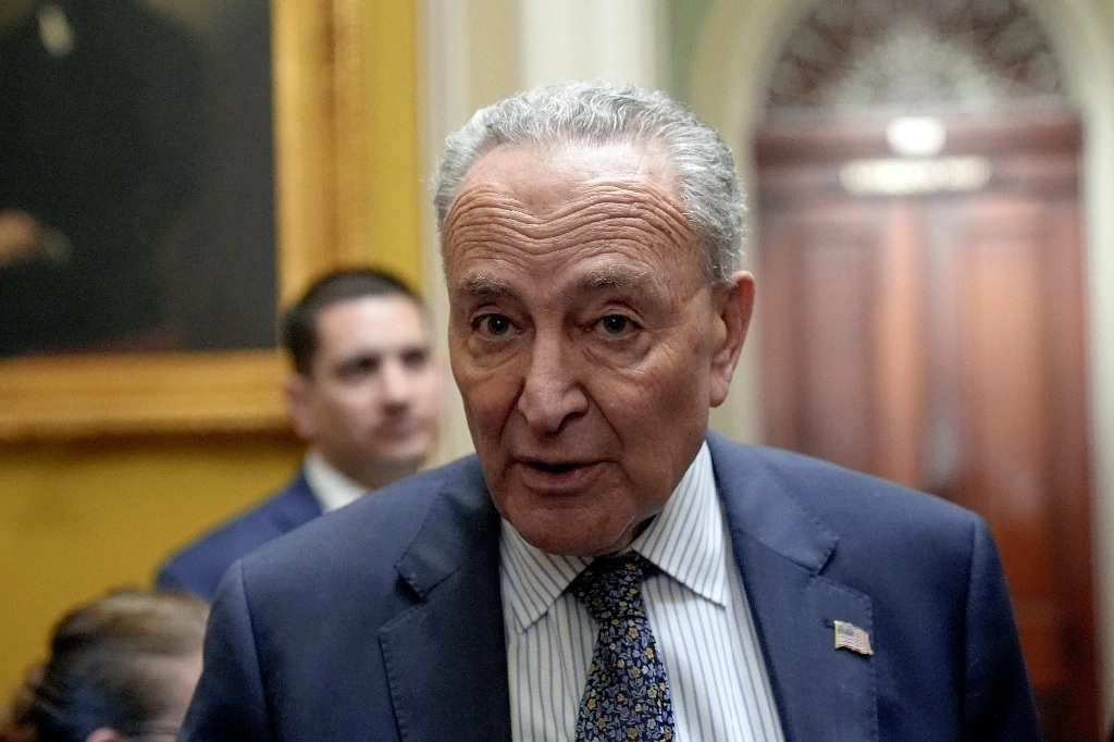 El líder de la mayoría del Senado, Chuck Schumer, dijo que esperaba que su Cámara apruebe la solución provisional, conocida como resolución continua, este jueves por la noche y se la envíe al presidente Joe Biden para que la firme y la convierta en ley. Foto Ap / Archivo