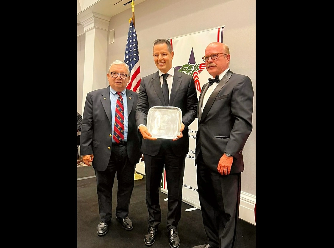 El gobernador de Oaxaca viajó a Washington D.C., donde fue reconocido por la Cámara de Comercio de México-Estados Unidos, el 21 de septiembre de 2022. Foto tomada del Twitter de @alejandromurat
