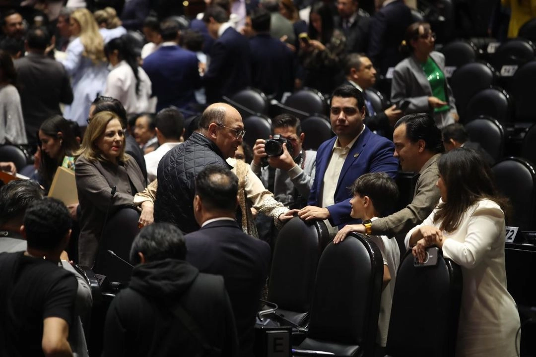 El lunes, la Junta de Coordinación Política de la cámara decidió que la sesión de mañana fuera semi presencial, pero debido a la ratificación de Amador Zamora, la sesión será presencial.

