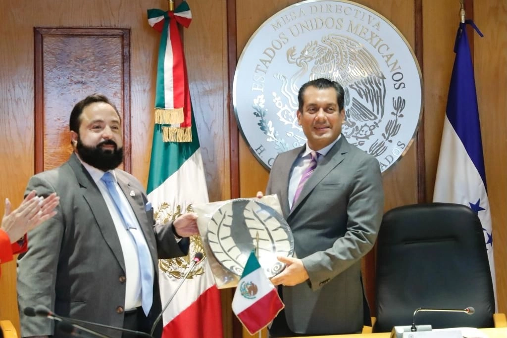 El presidente de la Cámara de Diputados (derecha), Sergio Gutiérrez Luna, y el líder del Congreso de HondurasLuis Rolando Redondo Guifarro, el 20 de junio de 2022. Foto tomada del Twitter de @Sergeluna_S
