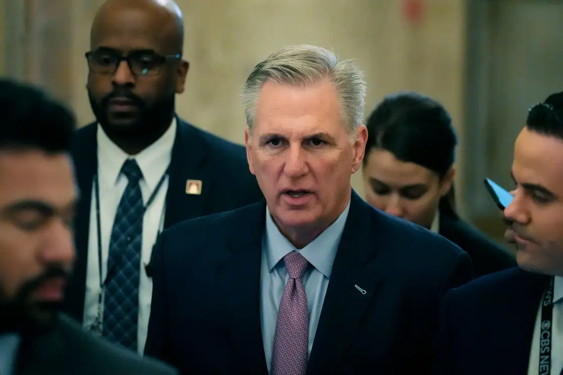 El líder republicano de la Cámara, Kevin McCarthy, llega cuando la Cámara se reúne por cuarto día para elegir un orador y convocar el 118º Congreso en Washington, el viernes 6 de enero de 2023. Foto Ap