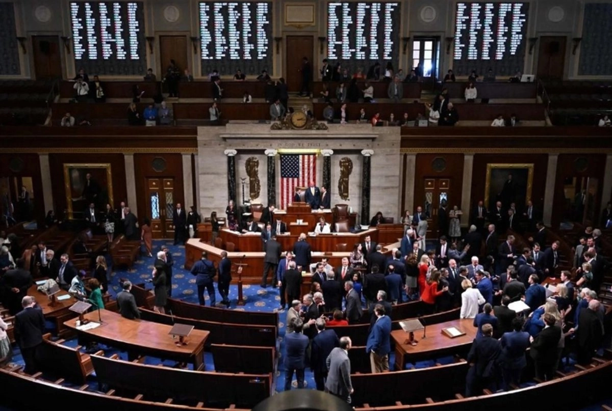 La propuesta obtuvo 285 votos a favor y 98 en contra, con la oposición concentrada en las filas demócratas, lo que reavivó el clima de polarización política en Washington.