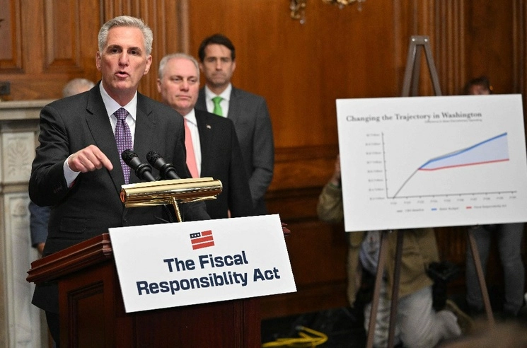 El presidente de la Cámara de Representantes de EU, Kevin McCarthy, habla en la Sala Rayburn luego de la votación de la Cámara sobre la Ley de Responsabilidad Fiscal. Foto Afp