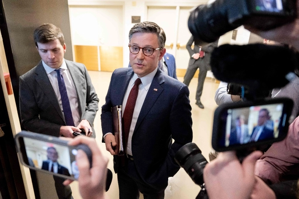 Mike Johnson (centro), presidente de la Cámara de Representantes tuvo que cancelar y luego convocar a una nueva votación horas más tarde debido a que se presumía que la iniciativa no tenía los votos suficientes para su aval. Foto Afp.