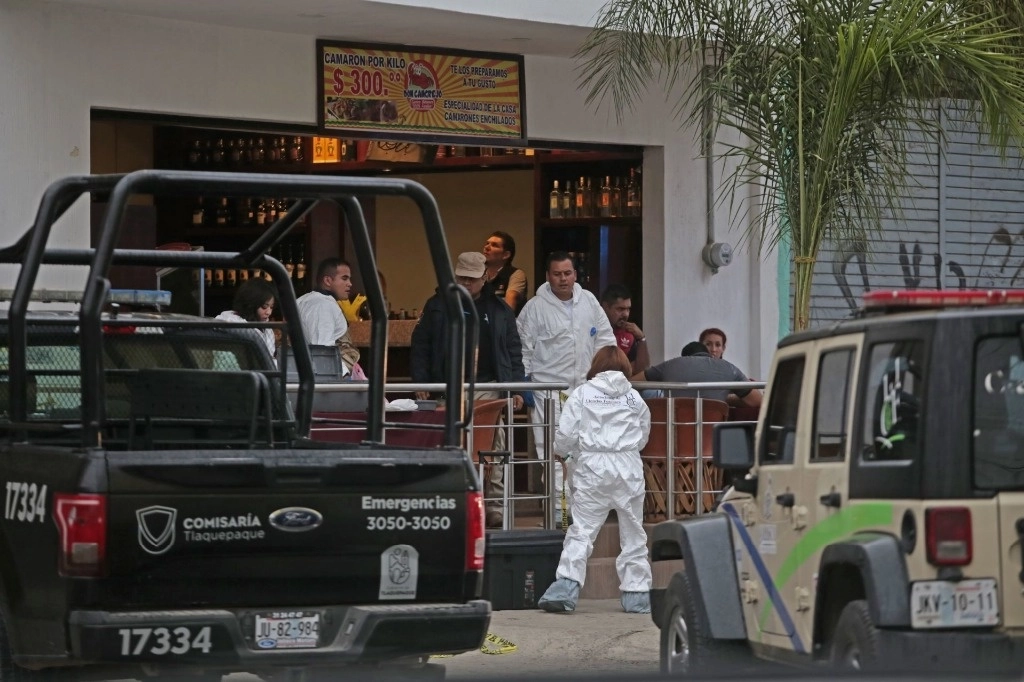 Peritos y policías de Tlaquepaque en una investigación en febrero de 2018. Foto Cuartoscuro