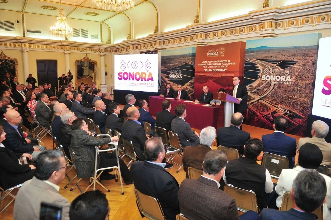 El gobernador de Sonora presentó el proyecto para el aprovechamiento de energías limpias en la entidad. Foto Cristina Gómez