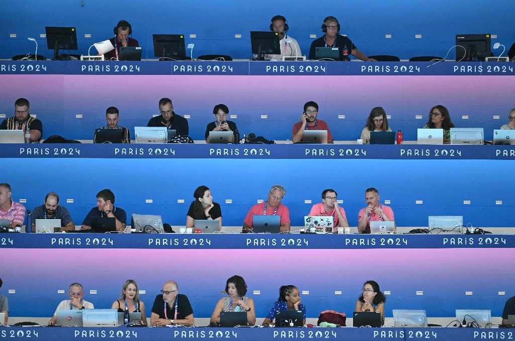 Los medios de comunicación asisten a la prueba de natación durante los Juegos Olímpicos de París 2024 en el Arena París La Defense en Nanterre, al oeste de París, el 28 de julio de 2024.  Foto Afp