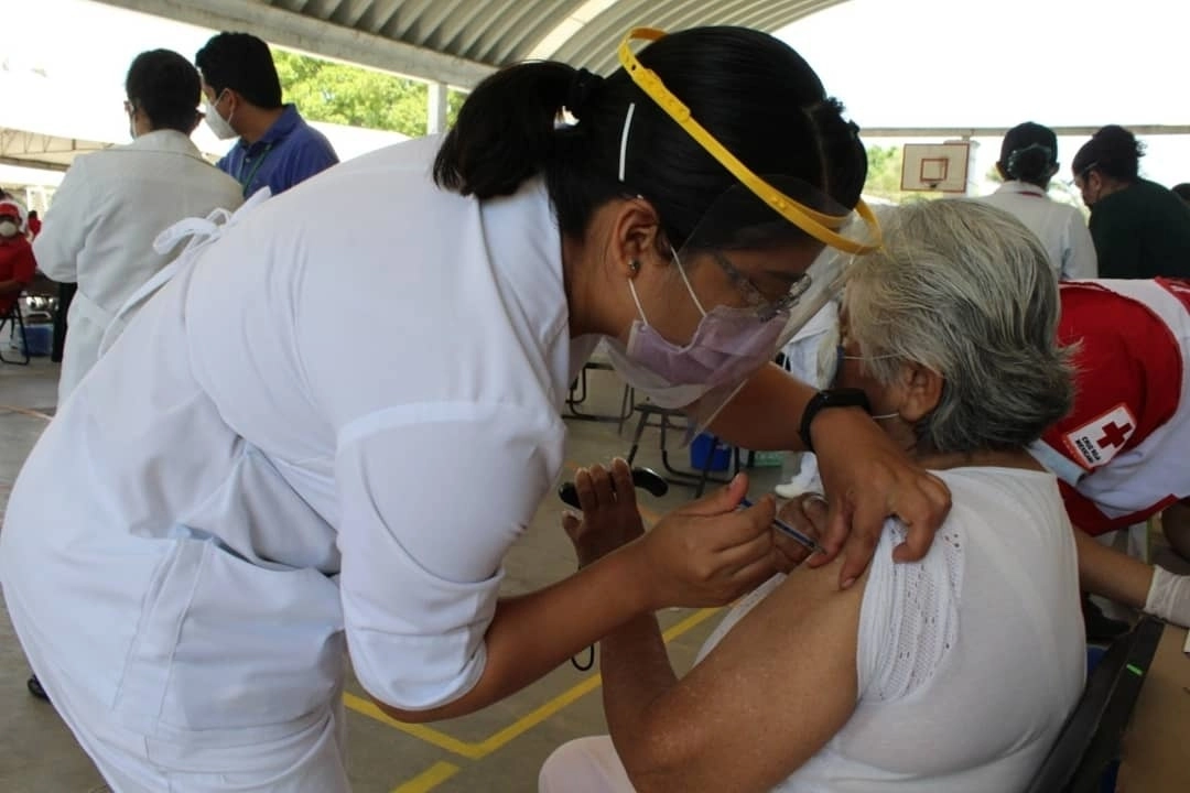 Campaña de vacunación contra Covid-19 en Amacuzac, Morelos, en imagen de archivo. Foto tomada del Twitter de @IMSS_Mor
